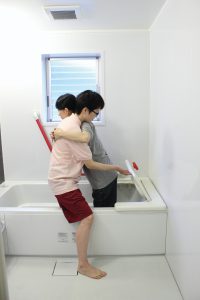 バスボードはねあげ_介助入浴